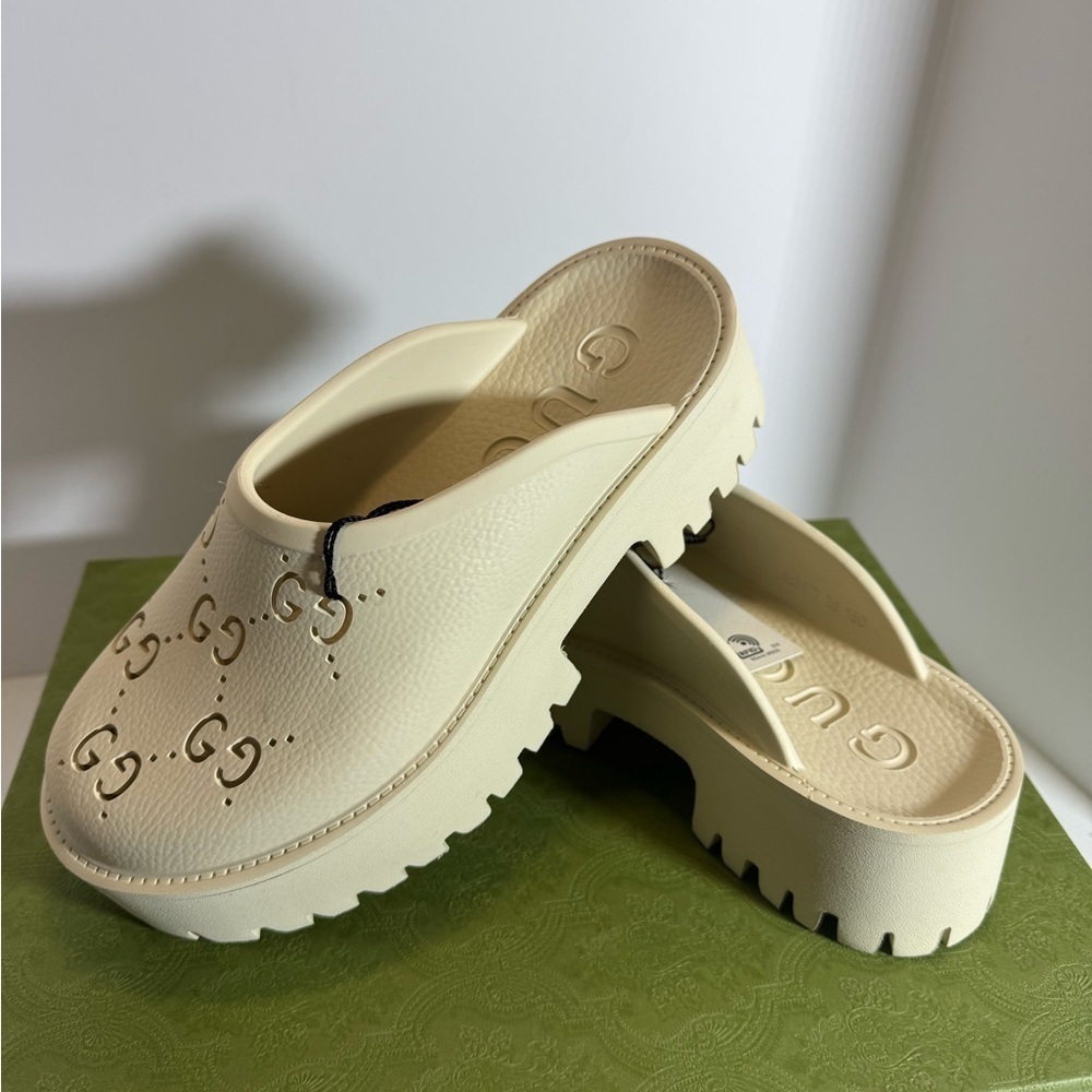 SOLD💚 

Gucci Cream Mules Elegant Slip-On Footwear